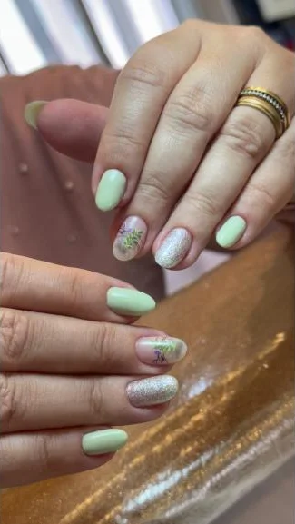 Unhas em gel com esmaltação verde e detalhes, trabalho do Lalau Studio